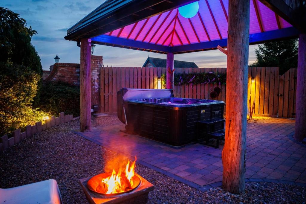 Lincoln Lodge with Private Hot Tub (Lincoln) 